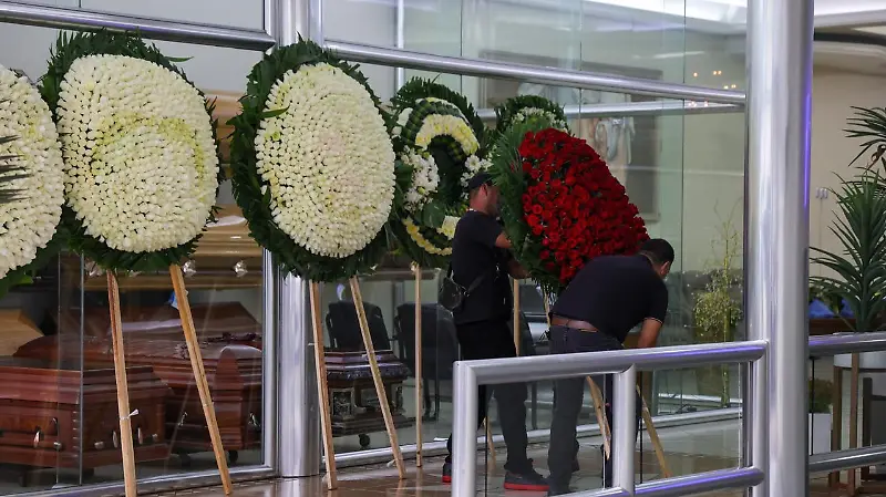 Arreglos florales velorio El Mencho 1